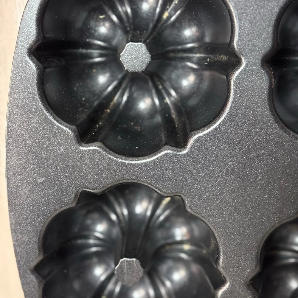 Nordic Ware Premium Black Non-Stick Mini Bundtlette Muffin Pan